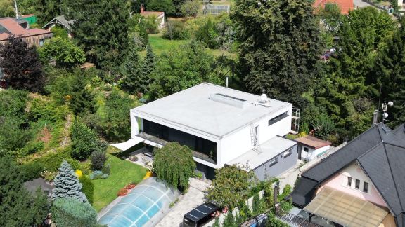 Rodinný dům Senohraby – letecký pohled