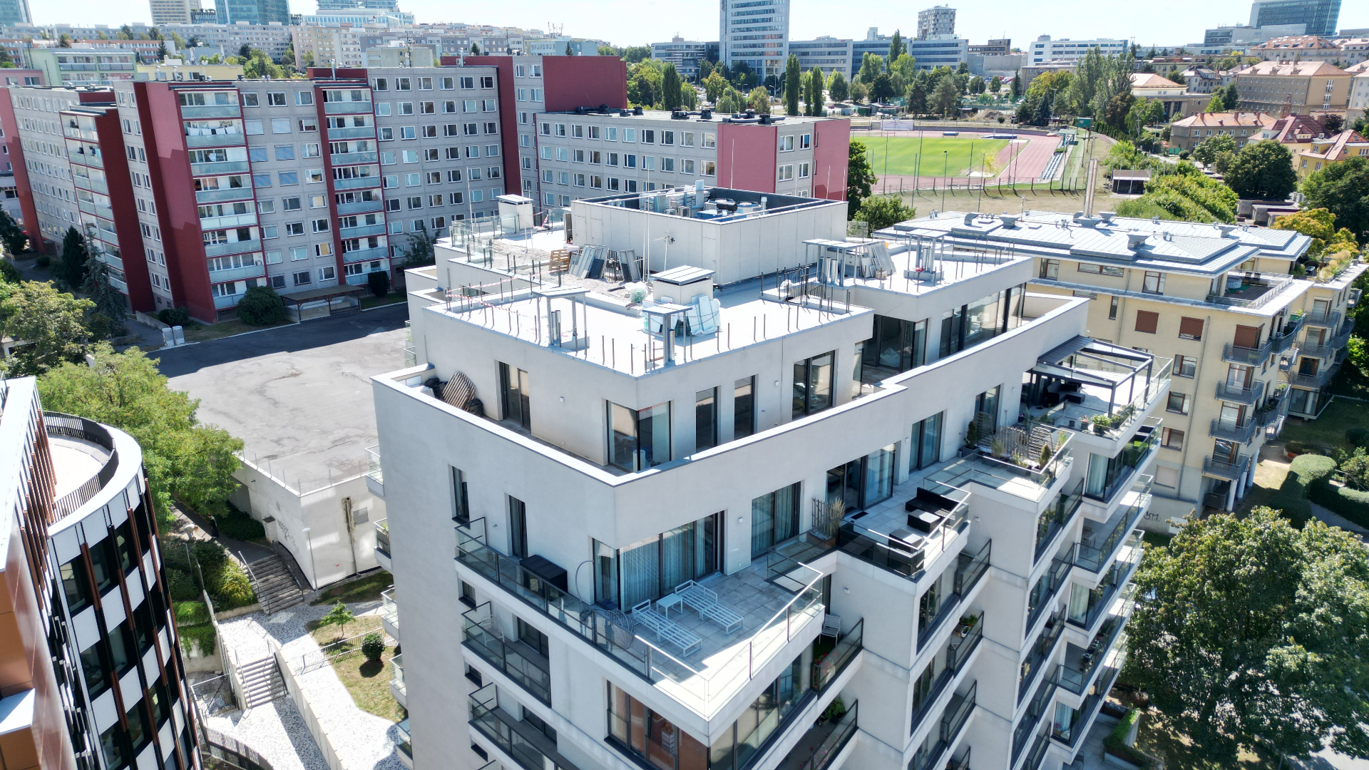 Rezidence Pankrác – pohled na budovu a terasy