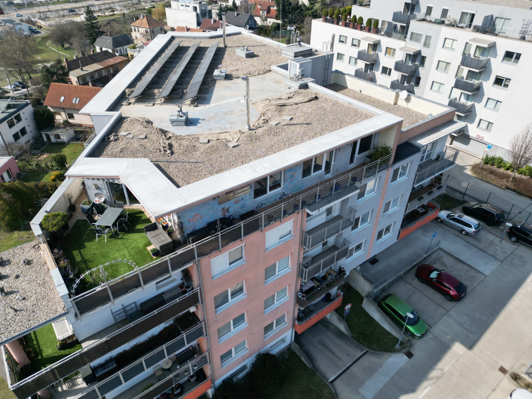 Bratislava – pohled na bytový dům s plochou střechou