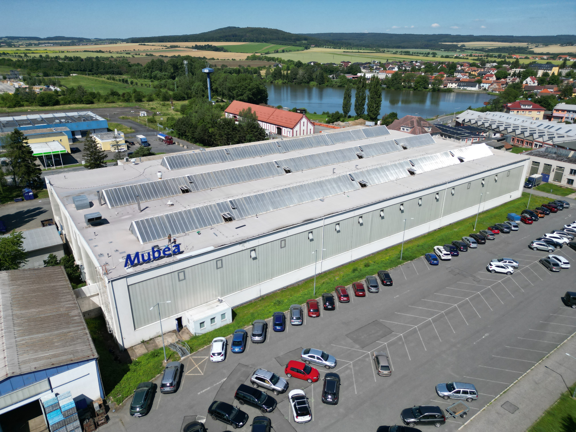 Mubea Žebrák – letecký pohled na výrobní halu